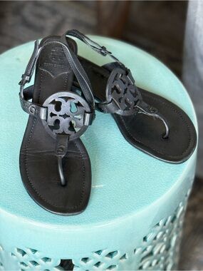 Tory Burch Black Leather Logo Thong Sandals 1” Heel size 8